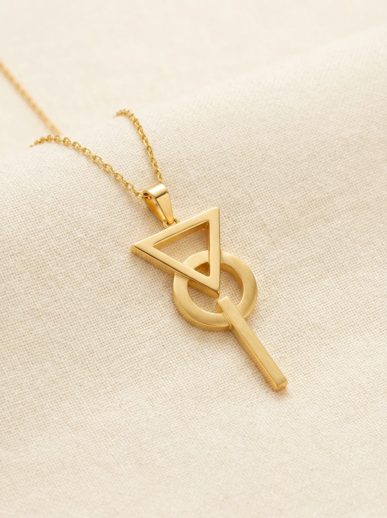 Gold pendant necklace